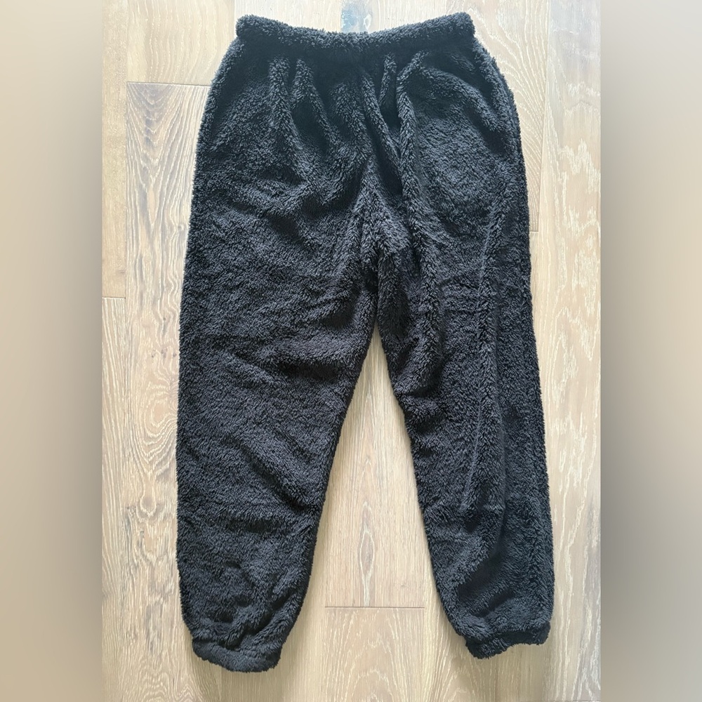 NWT Women’s Cozy Black Fleece Joggers w/ Adjustable Waist Size Large.